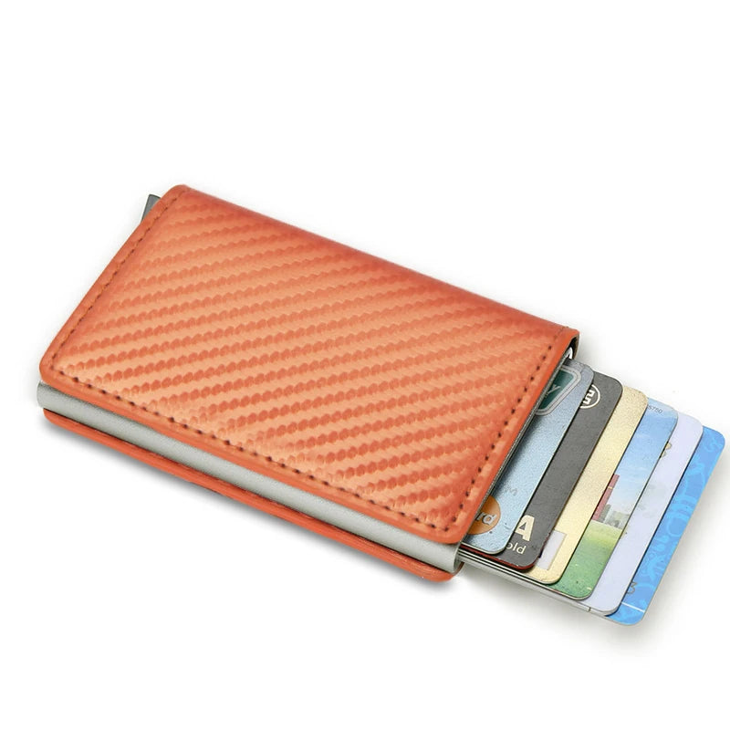 Portefeuille mince orange à la texture avec plusieurs cartes à l'intérieur.