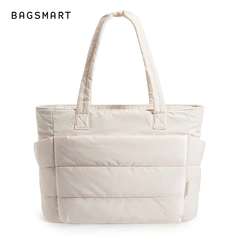 Sac fourre-tout rembourré crème à poignées beige clair, sur fond blanc.