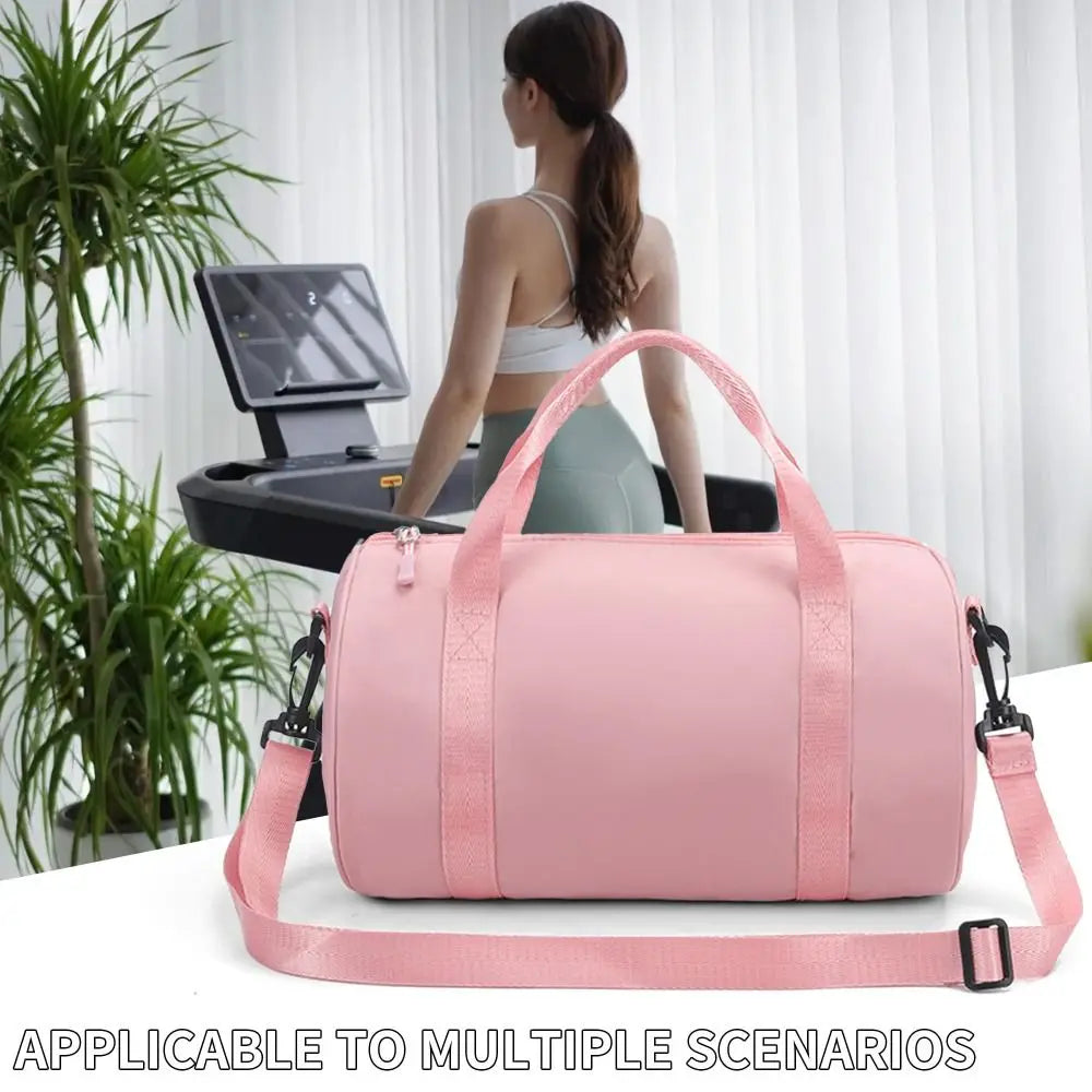 Pinkes, leichtes Nylon-Mini-Fitness-Taschen für Frauen auf weißem Untergrund.