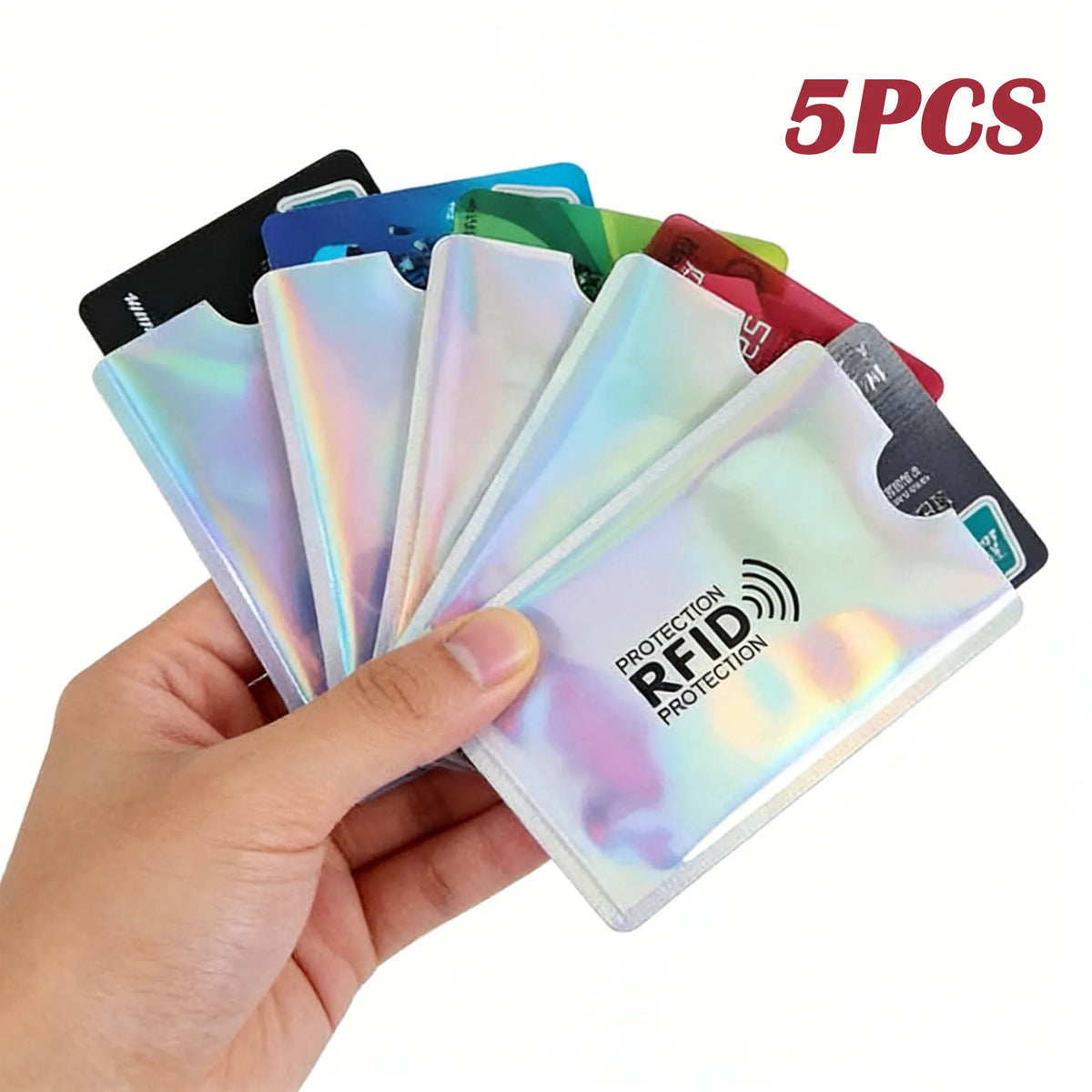 Cinco fundas de tarjeta RFID bloqueadoras y coloridas son sostenidas en una mano, mostrando varios acabados iridiscentes.