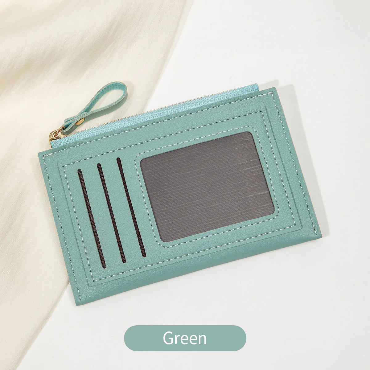 Portefeuille en cuir PU vert menthe minimaliste avec une fente et trois fentes verticales sur fond blanc.