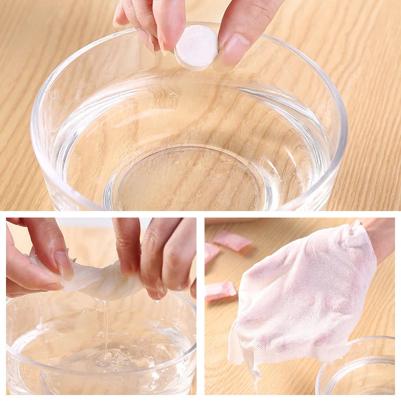 Des mains placent une serviette en coton compressée dans un bol en verre pour utilisation.