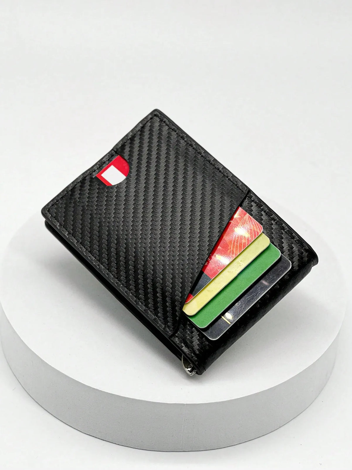 Porta tarjetas de fibra de carbono negra con diseño de bandera roja y blanca y varias tarjetas dentro.