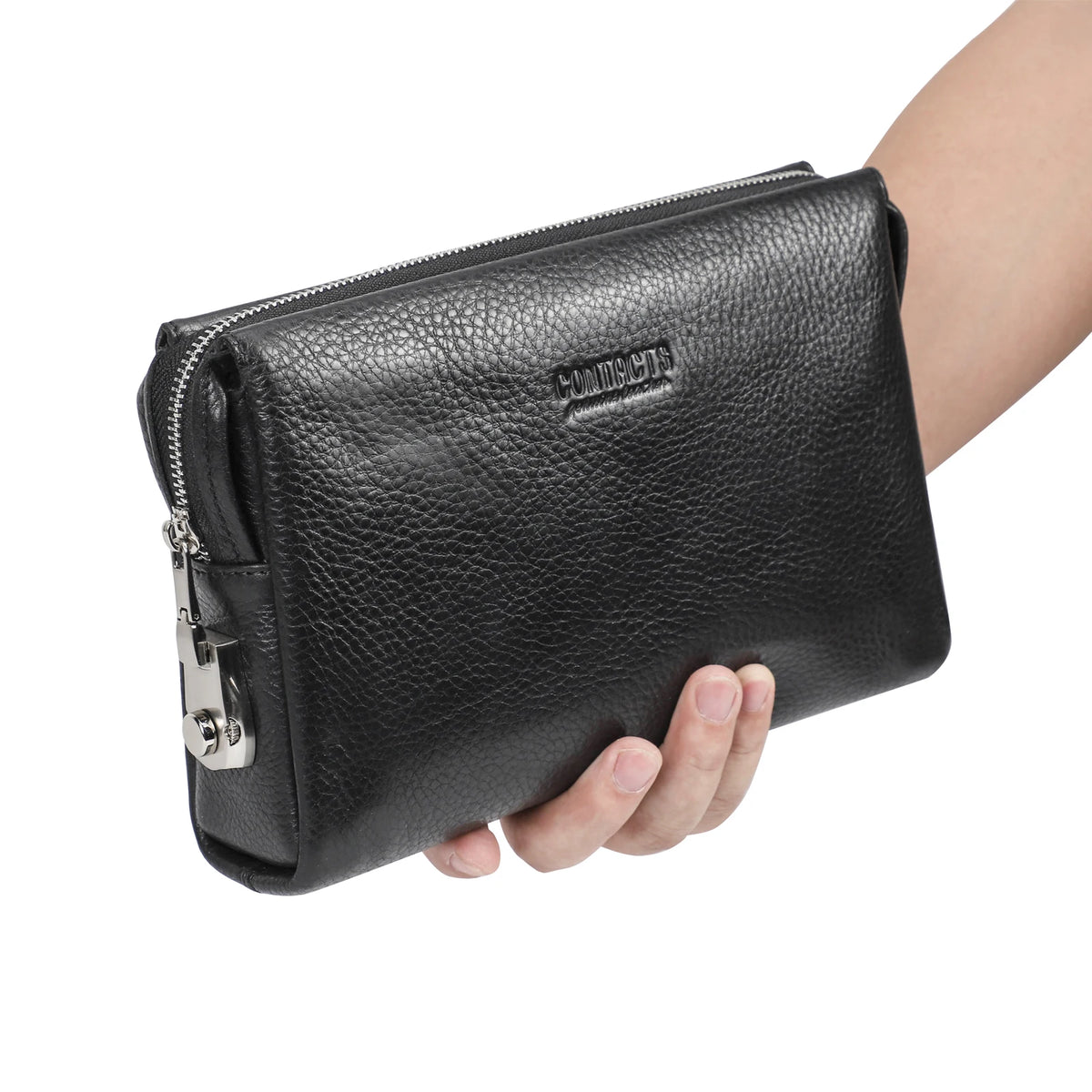 Un porte-monnaie/pochette en cuir véritable noir pour homme tenu dans une main.