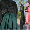 Un sac à dos noir avec un article en tissu vert, accompagné d'une sangle de bagage réglable.