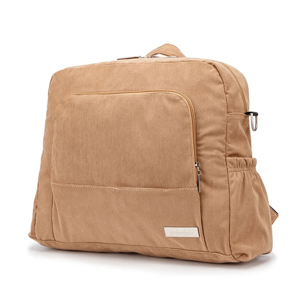 Sac à langer en velours côtelé beige avec plusieurs poches et une fermeture éclair latérale.
