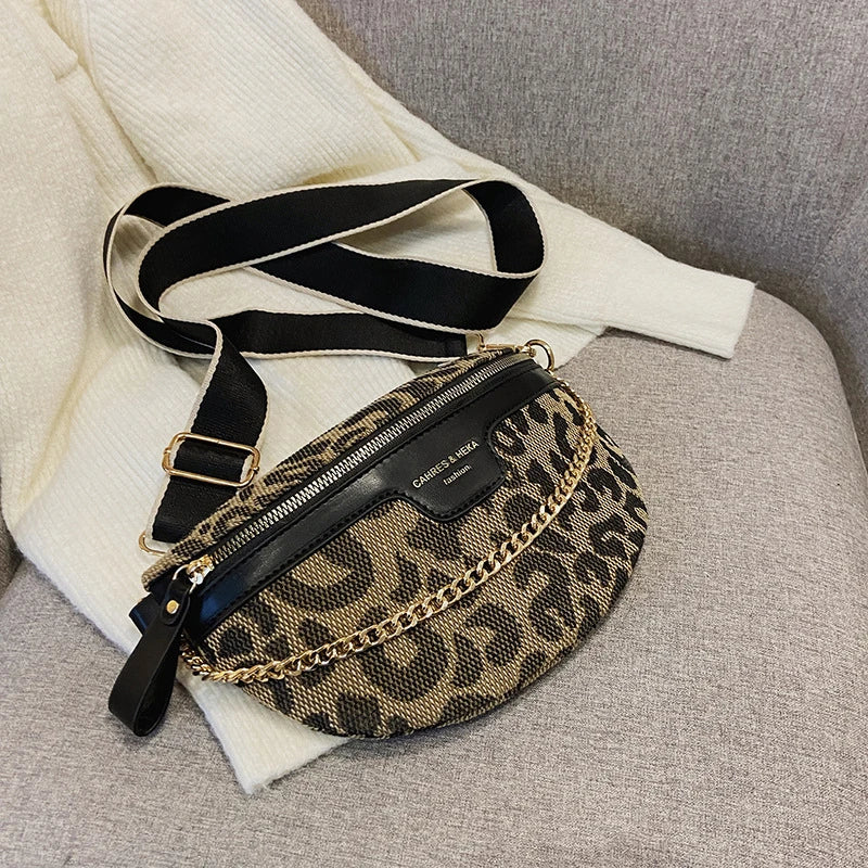 Sac bandoulière noir et or à imprimé léopard, présenté sur fond blanc.