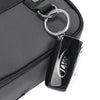 Bolso cruz de cuero PU negro con cadena plateada y etiqueta de cuero adjunta.