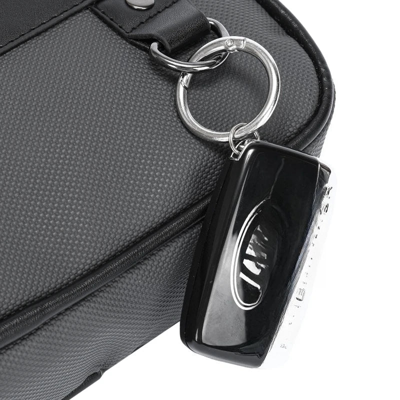 Bolso cruz de cuero PU negro con cadena plateada y etiqueta de cuero adjunta.