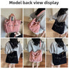 Vue arrière d'un sac à main en velours rayé noir et rose