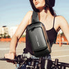 Eine Frau mit schwarzem Helm hält eine schwarze Designer-Crossbody-Tasche auf einem Fahrrad.