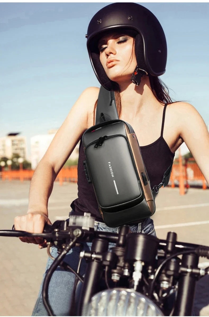 Eine Frau mit schwarzem Helm hält eine schwarze Designer-Crossbody-Tasche auf einem Fahrrad.