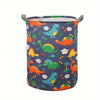 Panier à linge en tissu décoré de motifs de dinosaures orange, vert et jaune.