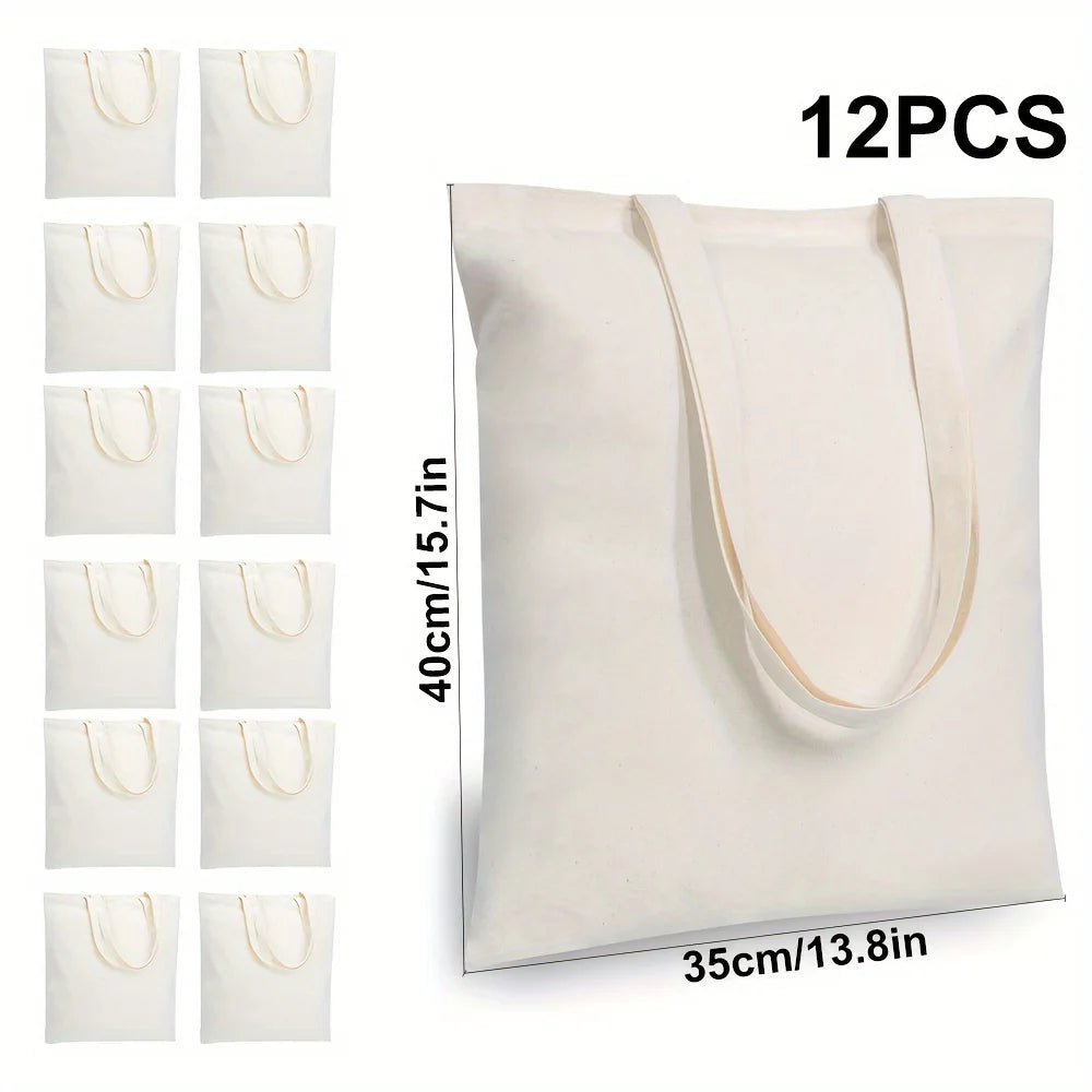 Douze sacs en toile de coton blancs en vrac exposés à côté d'un grand sac, montrant différentes tailles et la quantité totale