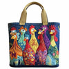 Bolso tipo tote acolchado con diseños bordados de gallos y pollitos de colores en tela azul oscuro.