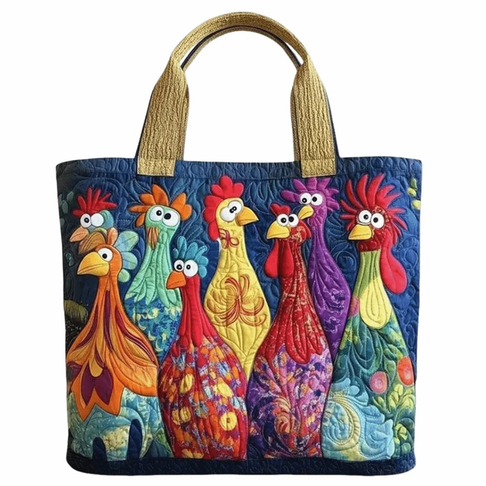 Bolso tipo tote acolchado con diseños bordados de gallos y pollitos de colores en tela azul oscuro.