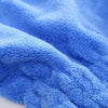 Primer plano de la textura de un lazo de microfibra azul suave para el cabello y una toalla de baño.