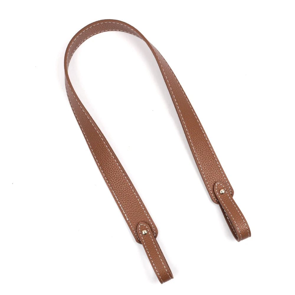 Sangle de sac à l'épaule en cuir PU marron avec boucle, sur fond blanc.