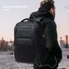 Ein Mann trägt einen schwarzen Multifunktionsrucksack im Freien vor einer Stadtansicht.