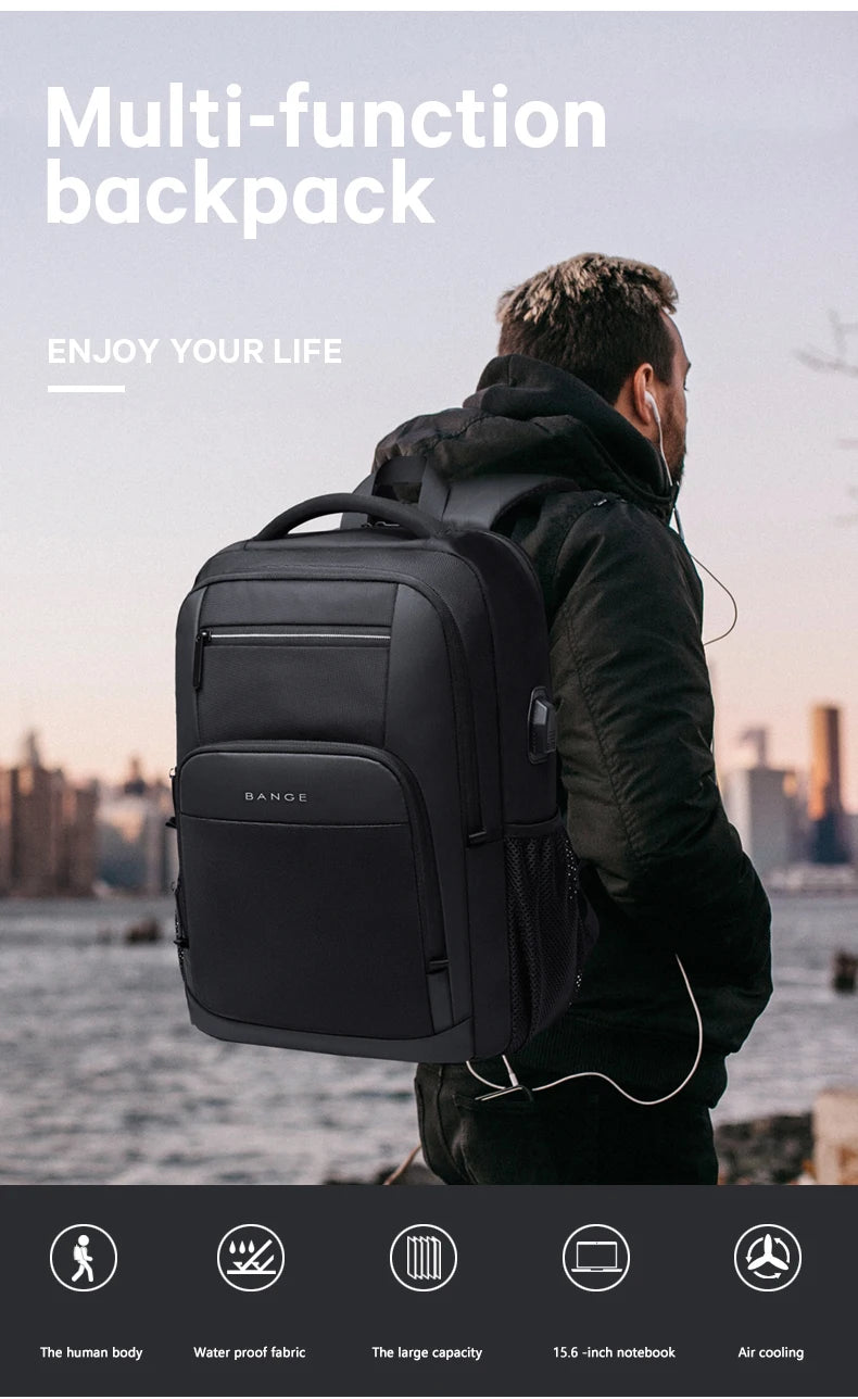 Ein Mann trägt einen schwarzen Multifunktionsrucksack im Freien vor einer Stadtansicht.