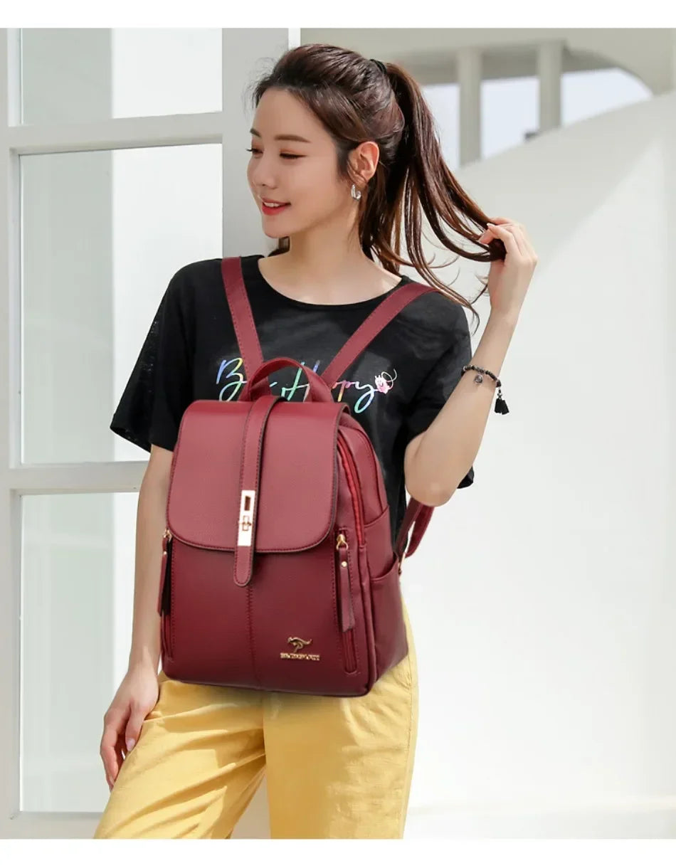 Une femme tient un sac à dos marron devant un fond lumineux.