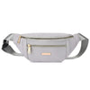 Petit sac banane imperméable gris clair à bandoulière avec poche zippée et sangle assortie.