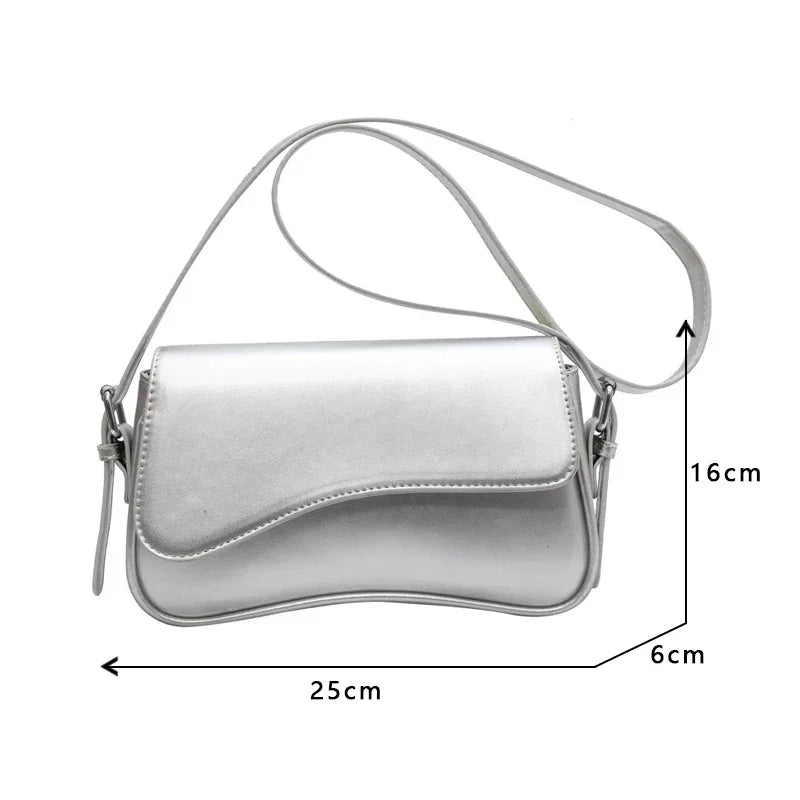 Bolso cruz de cuero vintage plateado visto de lado, dimensiones 25x16 cm