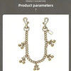Colgante de cadena de cereza vintage en tono dorado con elementos florales decorativos.
