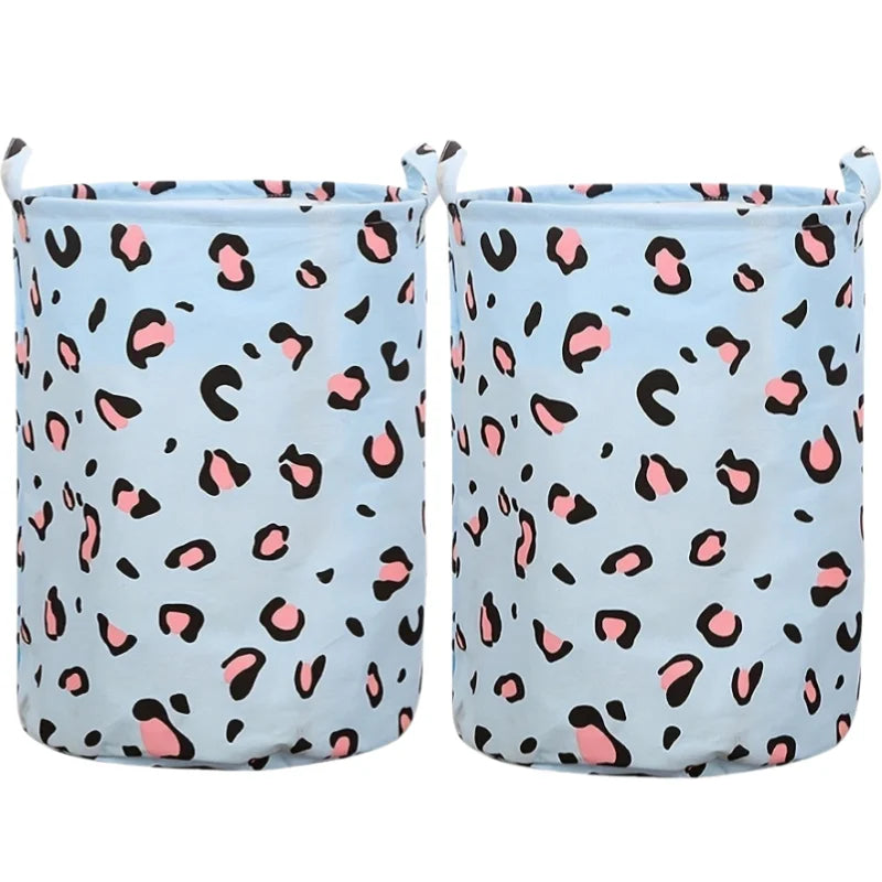 Deux paniers à linge en tissu bleu clair avec un motif léopard.