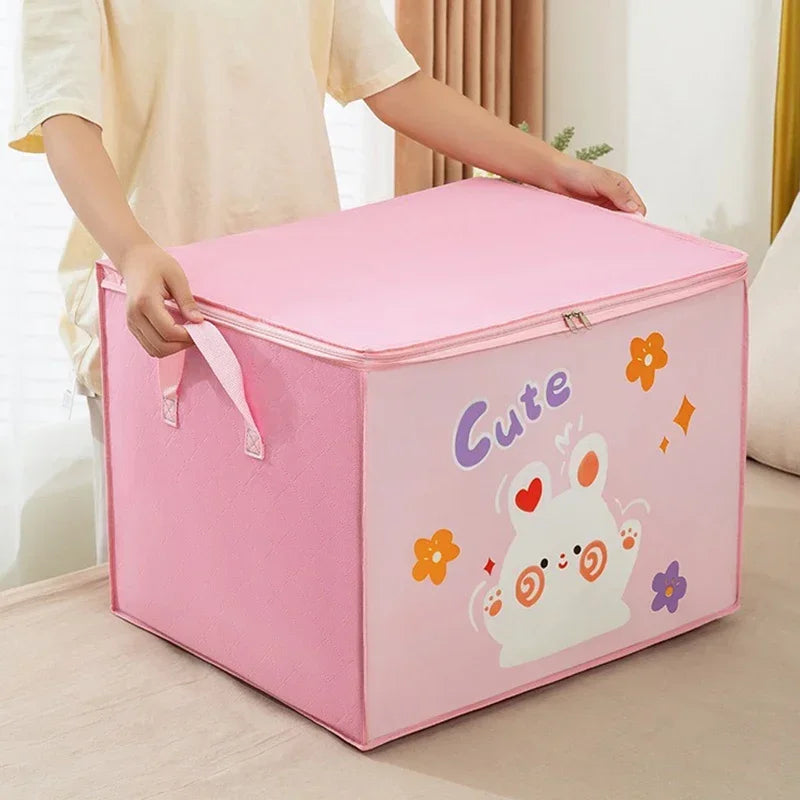 Pinkes wiederverwendbares Kleiderschachtel-Quilttasche mit niedlichem weißen Hasen-Design, die von einer Person gehalten wird