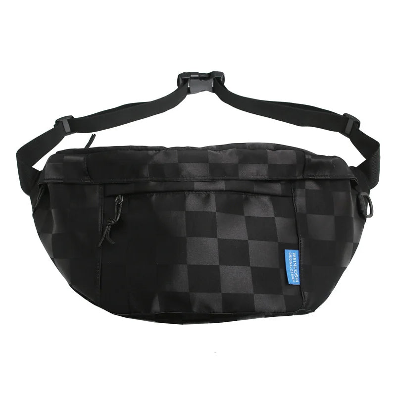 Schwarzer Unisex-Taschenbeutel mit Karomuster und schwarzem Riemen.