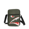 Pochette de téléphone crossbody vert olive foncé avec un motif de dent stylisé.