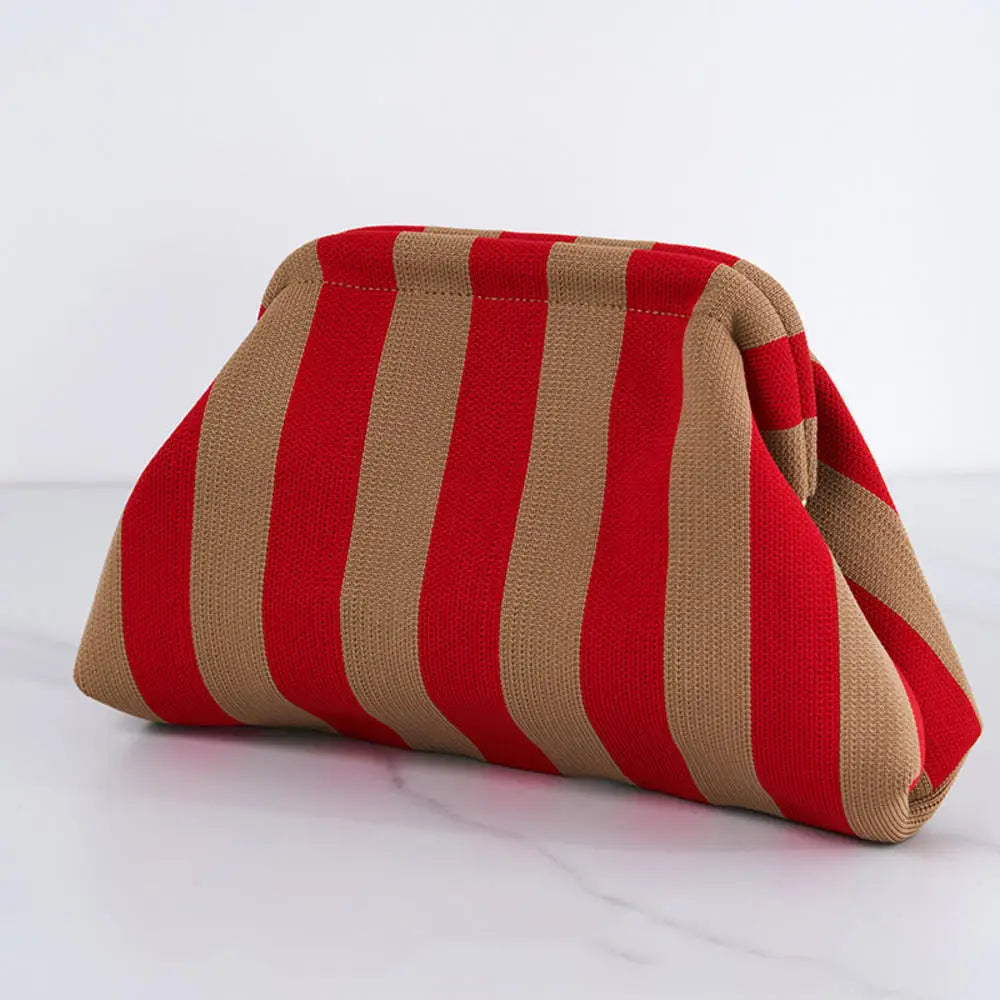 Clutch de crochet a rayas tejidas en rojo y caqui, mostrado doblado.