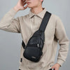 Un jeune homme portant un sweat beige tient un sac bandoulière multifonction avec fermeture éclair noire en PU.