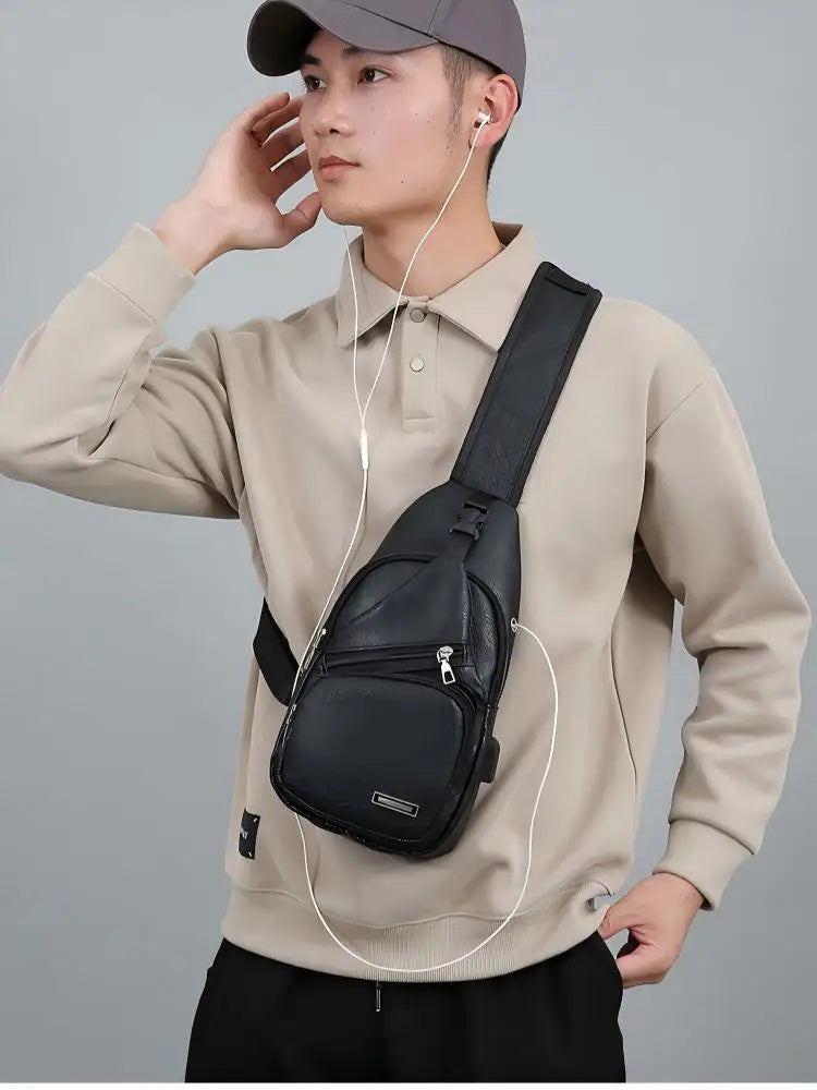 Un jeune homme portant un sweat beige tient un sac bandoulière multifonction avec fermeture éclair noire en PU.
