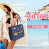 Trois femmes modélisant de grands sacs de plage en caoutchouc EVA imperméable rose, bleu foncé et sarcelle sur une plage.