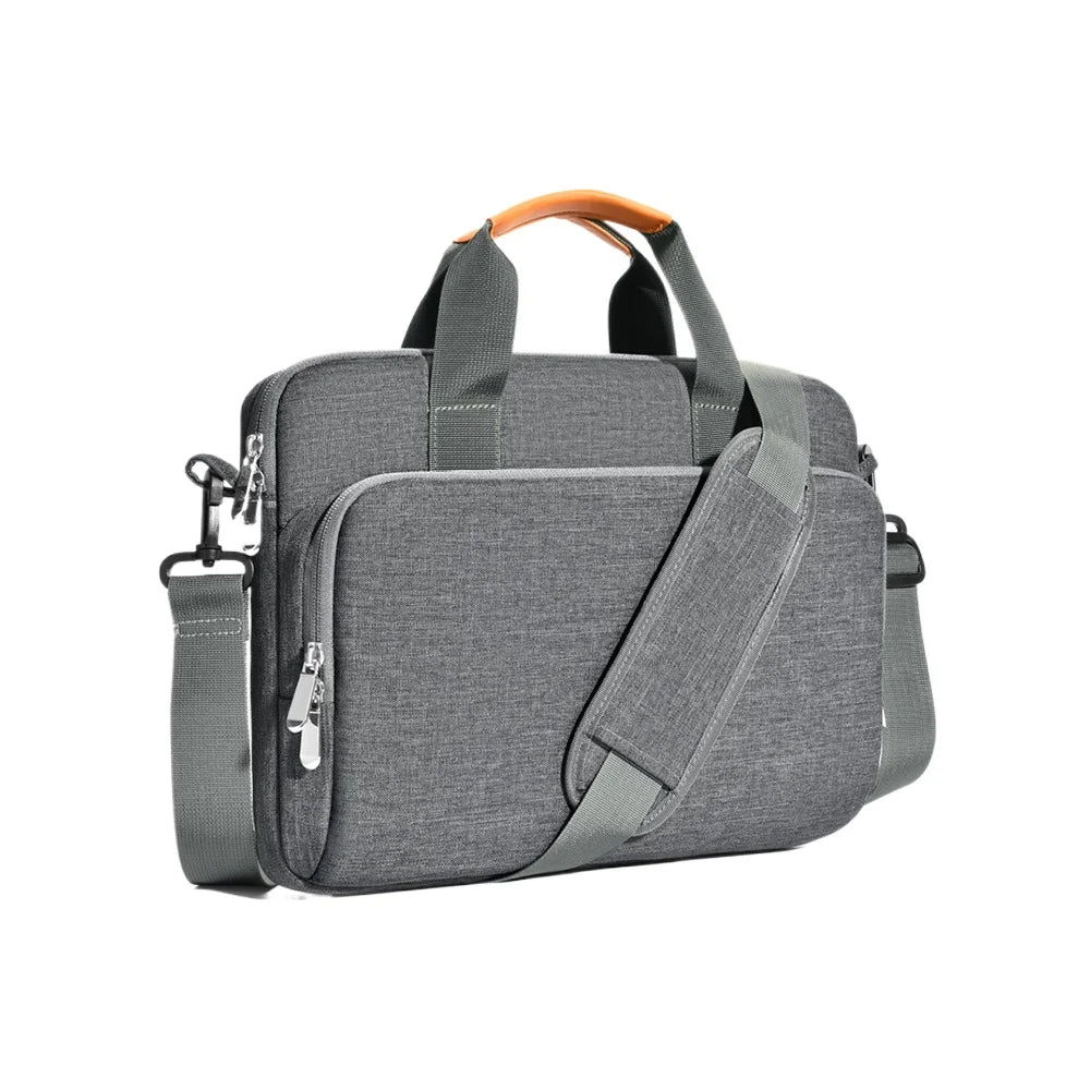 Housse d'ordinateur portable grise avec sangles orange et une poche zippée.