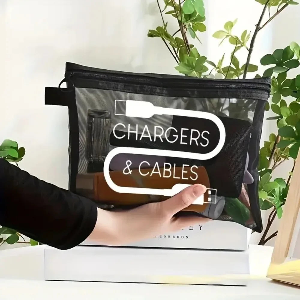 Una mano sostiene una bolsa de almacenamiento con cremallera de lona negra etiquetada como Cargadores y Cables, apoyada sobre