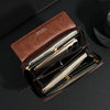 Portefeuille pochette en cuir marron avec fermeture éclair, montrant un smartphone et des cartes à l'intérieur.
