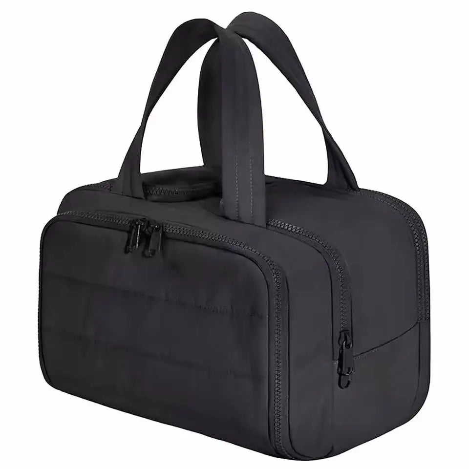 Bolsa impermeable de tocador negra con múltiples bolsillos y correa para llevar.