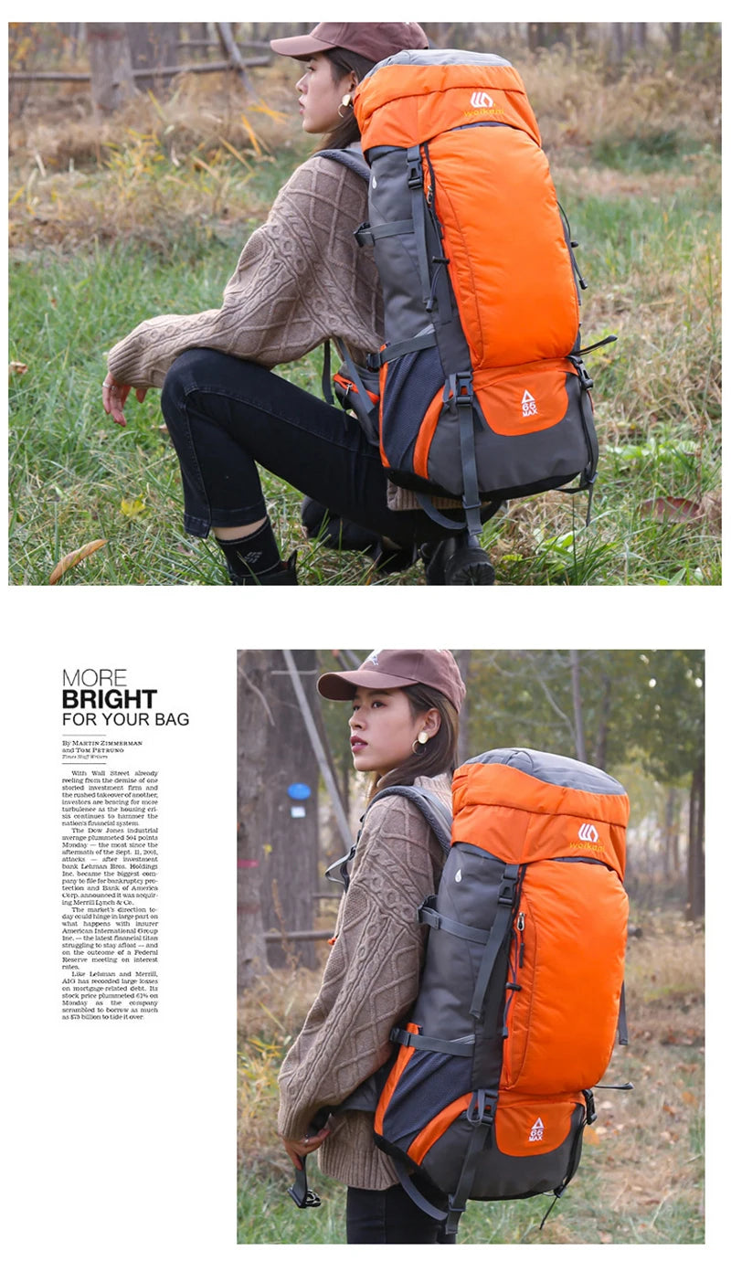 Une femme portant une veste beige est assise à l'extérieur avec un sac à dos d'escalade imperméable orange et gris.