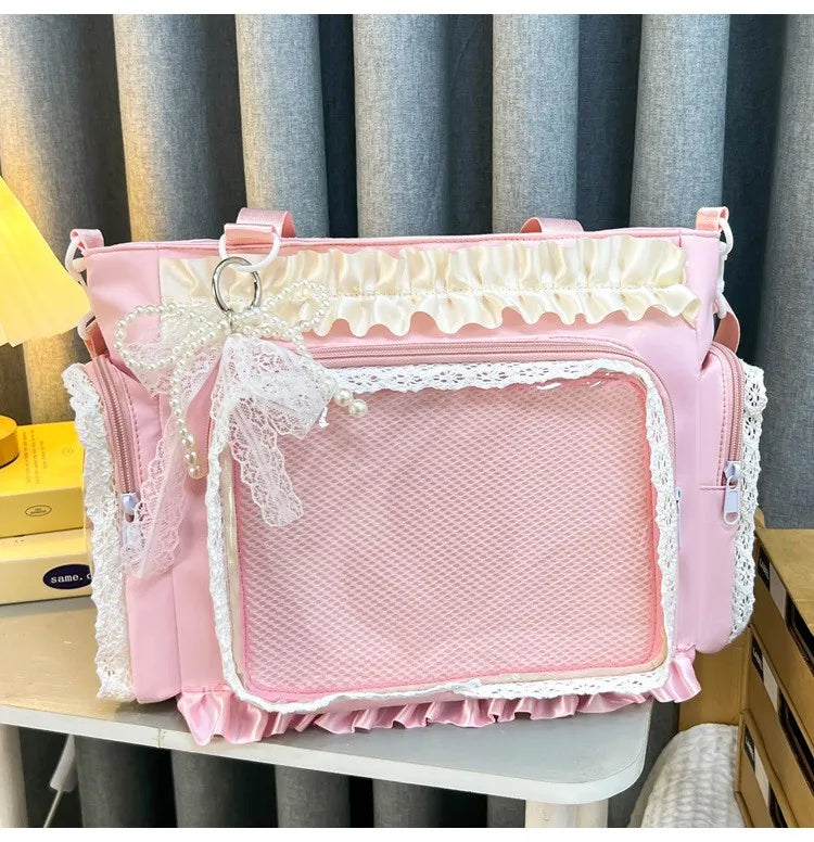 Bolso cruz de encaje rosa Y2K con ribete blanco y bordes fruncidos, exhibido en una estantería.