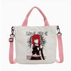 Una bolsa de tela blanca con un gráfico de un personaje estilo anime y texto en la parte delantera.