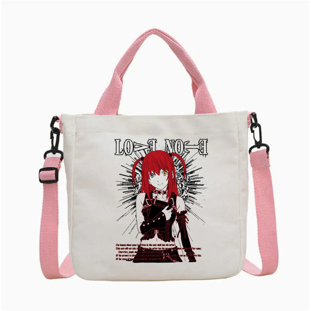 Una bolsa de tela blanca con un gráfico de un personaje estilo anime y texto en la parte delantera.