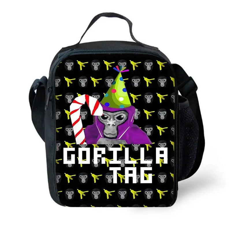 Sac à dos noir avec un motif répétitif de têtes de gorilles stylisées et de toque de diplômé.
