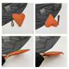 Cartera de monedas con forma de corazón naranja de PU mostrada contra una manga de chaqueta gris.