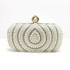 Runde, perlmuttverzierte Clutch-Tasche mit goldfarbener Schnalle und strukturierter Oberfläche.