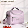 Bolsa térmica lavanda con correa acolchada mostrada sobre una mesa blanca.