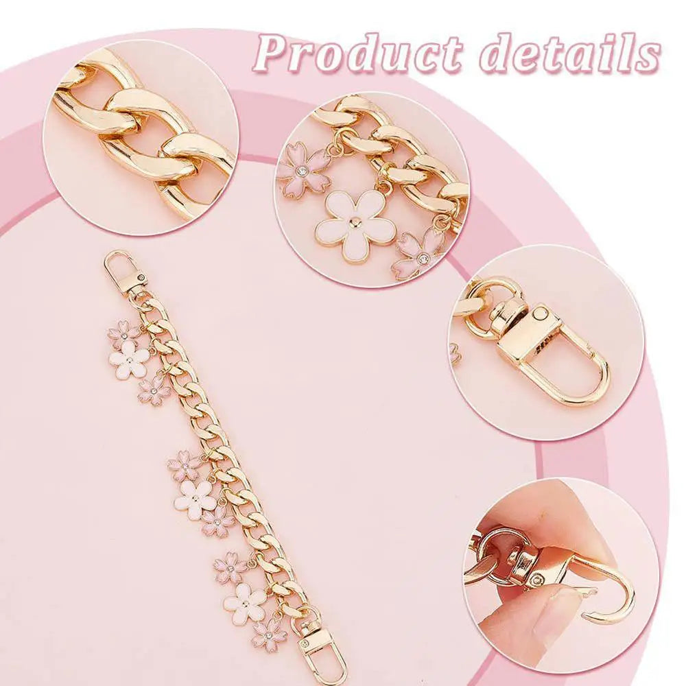 Colgante de cadena para bolso de esmalte en forma de corazón y flor de cerezo dorado.