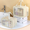 Bolsa de maquillaje y tocador beige, para separar húmedo/seco con ventana transparente, junto a una pila de cajas blancas.